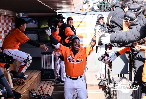 침묵 세리머니에 즐거워하는 페라자(사진=한화)