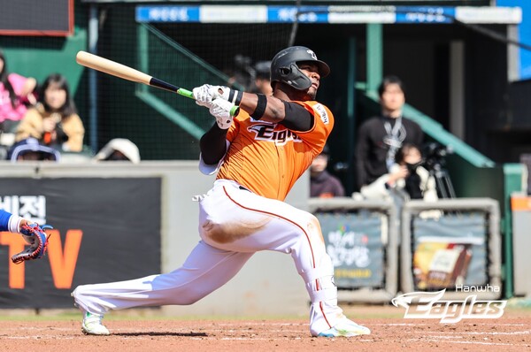 페라자의 벼락같은 홈런 스윙(사진=한화)