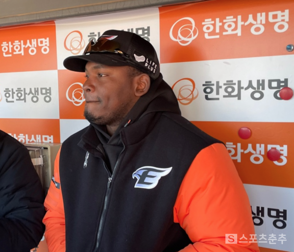 경기후 취재진과 만난 요나단 페라자(사진=스포츠춘추 배지헌 기자)