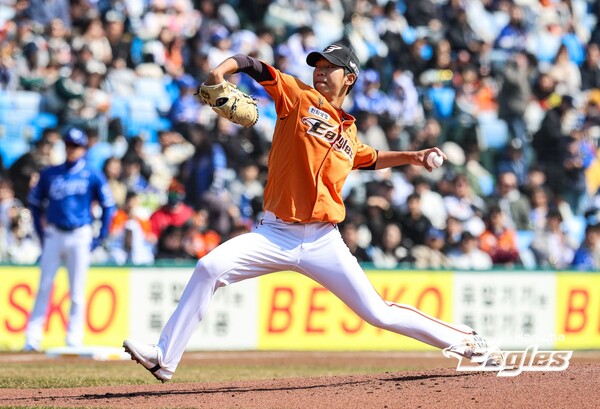 만원 관중 앞에서 시범경기 데뷔전을 치른 황준서(사진=한화)