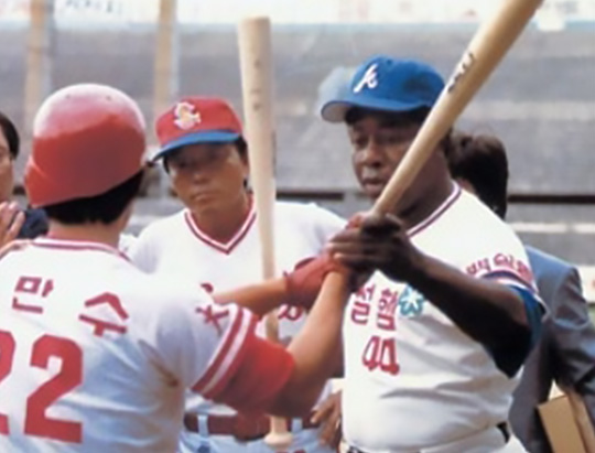 1982년 한국 방문 당시 이만수와 행크 애런(사진=이만수 제공)