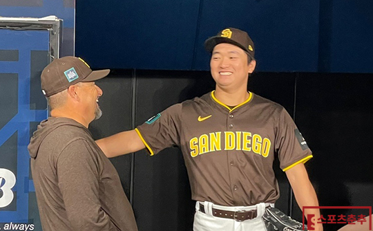 16일 고척돔 훈련 중 루벤 니에블라 투수코치와 대화하고 있는 파드리스 투수 고우석(사진=스포츠춘추 배지헌 기자) 