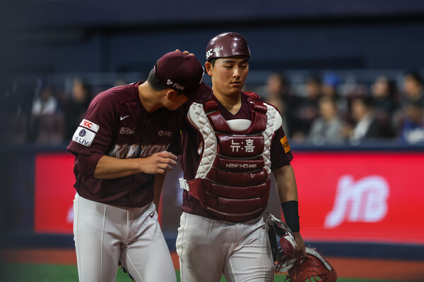 김동헌이 투수를 격려하며 더그아웃으로 돌아오는 장면(사진=키움)