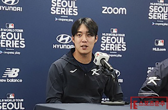 17일 경기 후 미디어 인터뷰에 참여한 팀 코리아 투수 원태인(사진=스포츠춘추 김종원 기자)