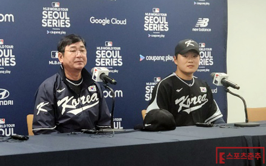 18일 경기 뒤 미디어 인터뷰에 참석한 류중일 대표팀 감독(사진 왼쪽부터), 투수 김택연(사진=스포츠춘추 김종원 기자)