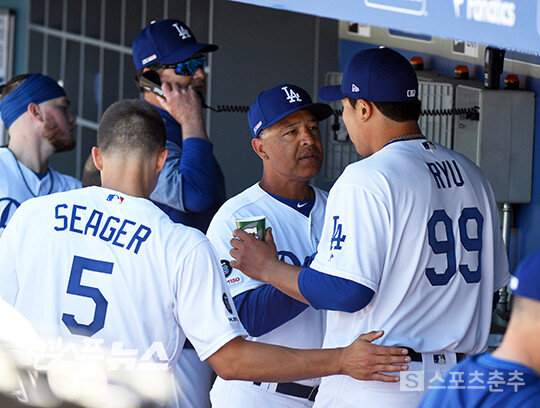 다저스 시절 로버츠 감독과 류현진(사진=스포츠춘추 DB)