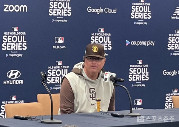 마이크 쉴트 감독의 기자회견 장면(사진=스포츠춘추 배지헌 기자)