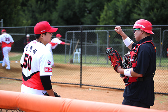 호주 캔버라 스프링캠프에서 포수 한준수와 대화 중인 장현식(사진=KIA)