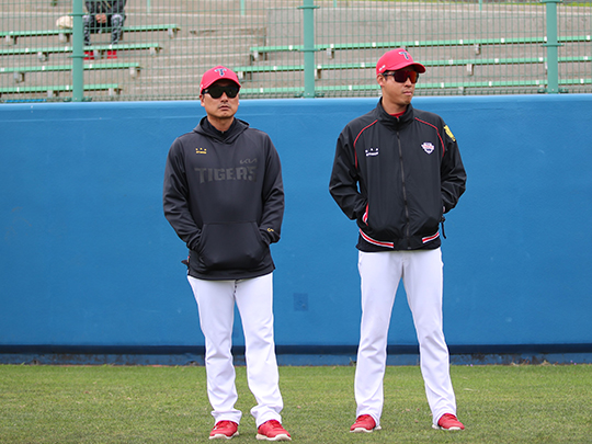 2024년 KIA 마운드를 책임지고 있는 정재훈 투수코치(사진 왼쪽부터), 이동걸 투수코치(사진=KIA)