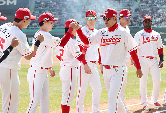 23일 개막전에 앞서 선수들과 주먹 인사를 나누고 있는 이숭용 SSG 감독(사진=SSG)