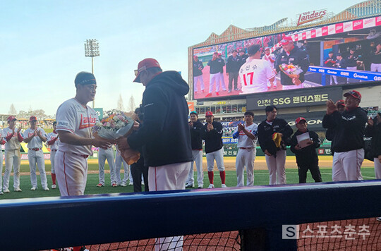 이숭용 SSG 감독의 첫 승리 기념 축하 꽃다발을 전달하는 팀 주장 추신수(사진=스포츠춘추 김종원 기자)