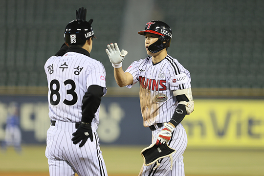 정수성 LG 주루코치(사진 왼쪽부터), 내야수 구본혁(사진=LG)