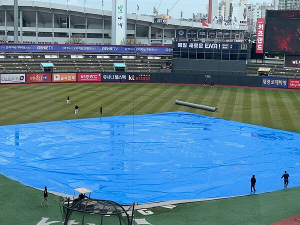 방수포가 펼쳐진 수원구장(사진=스포츠춘추 배지헌 기자)