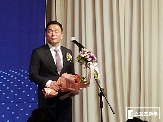 12월 8일 일구회 시상식에서 프로지도자상을 수상한 상무야구단 박치왕 감독(사진=스포츠춘추 김근한 기자)