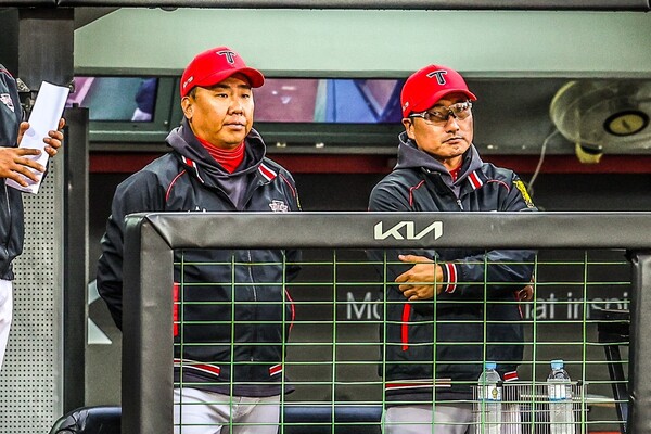 이범호 감독과 정재훈 투수코치(사진=KIA)