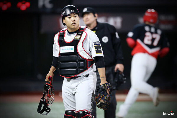포수 장비를 착용한 강백호(사진=KT)