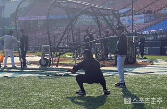 5일 LG전을 앞두고 강백호의 포수 훈련을 지켜보고 있는 이강철 KT 감독(사진=스포츠춘추 김종원 기자)