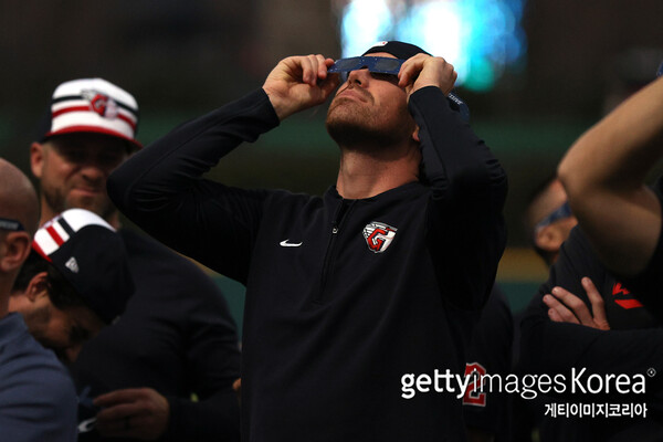 개기일식을 관찰하는 클리블랜드 선수단(사진=게티이미지코리아)