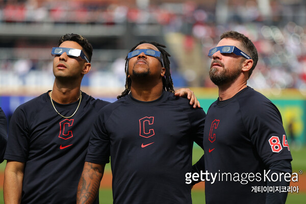 개기일식을 관찰하는 클리블랜드 선수단(사진=게티이미지코리아)