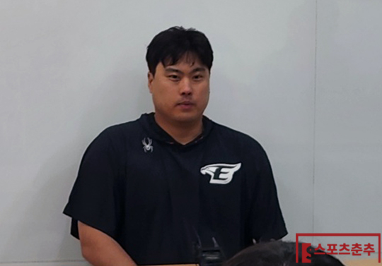 11일 잠실 두산전 종료 후 취재진 인터뷰에 참석한 한화 류현진(사진=스포츠춘추 김종원 기자)