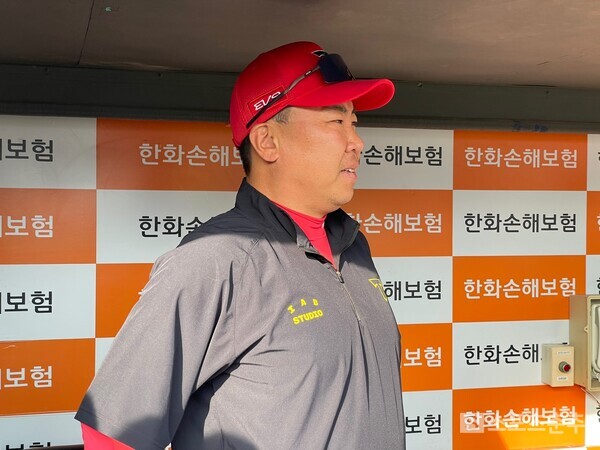 이범호 감독이 취재진과 대화하는 장면(사진=스포츠춘추 배지헌 기자)