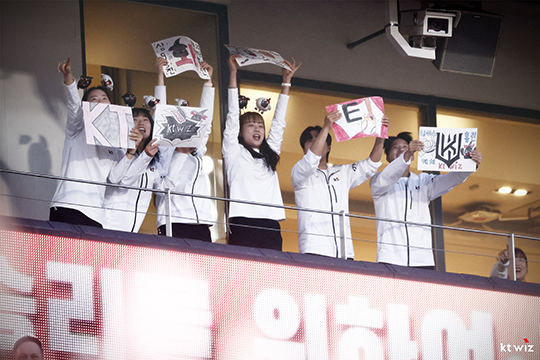 12일 위팍을 찾은 KT 여자 필드하키단 선수들(사진=KT)