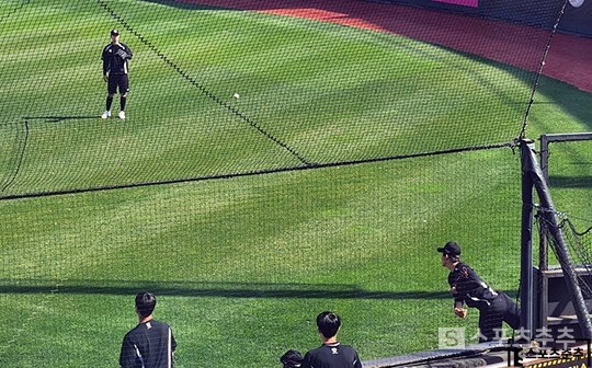 육청명의 첫 1군 콜업날 훈련 캐치볼 상대는 선배 엄상백이었다(사진=스포츠춘추 김종원 기자)