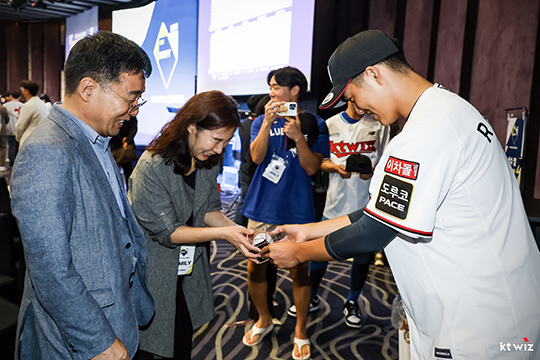 2024 KBO 신인 드래프트 직후 가족들과 기쁨을 나누고 있는 KT 투수 육청명(사진=KT)