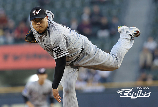 한화 투수 류현진이 11일 잠실 두산전에서 6이닝 무실점 호투로 시즌 첫 승리의 기쁨을 안았다(사진=한화)