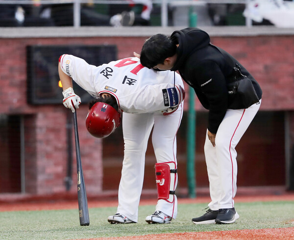 최정이 17일 KIA전에서 1회 몸에 맞는 볼로 교체됐다(사진=SSG)