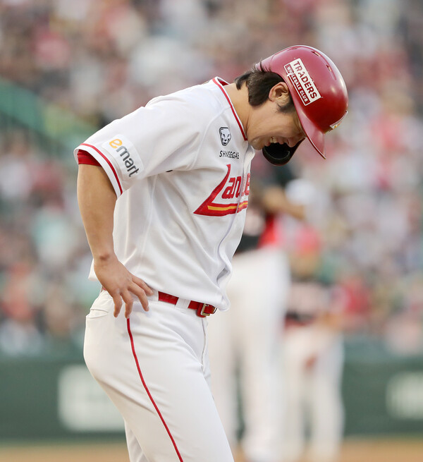 17일 경기에서 몸에 맞는 볼 이후 고통스러워하는 최정(사진=SSG)