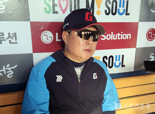 18일 잠실 LG전을 앞두고 취재진과 만난 김태형 롯데 감독(사진=스포츠춘추 김종원 기자)