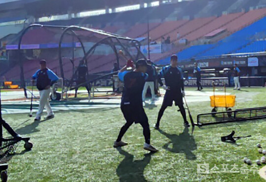 18일 훈련 중 이학주의 타격 훈련을 유심히 지켜보고 있는 김태형 롯데 감독(사진=스포츠춘추 김종원 기자)