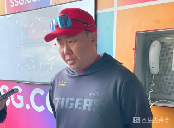 KIA 이범호 감독은 SSG 최정의 검진 결과를 전해듣고 안도했다(사진=스포츠춘추 배지헌 기자)