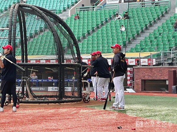 타격 훈련을 지켜보는 이범호 감독(사진=스포츠춘추 배지헌 기자)