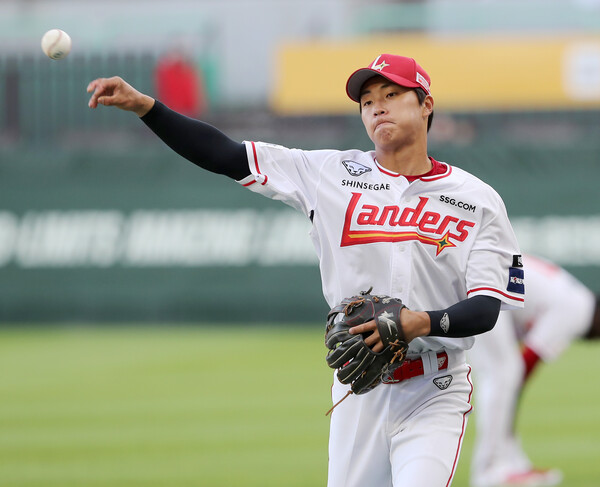 박지환의 수비 장면(사진=SSG)