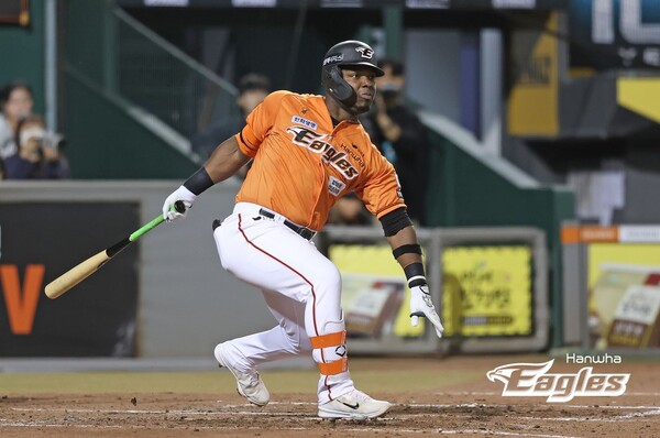 페라자의 호쾌한 스윙(사진=한화)