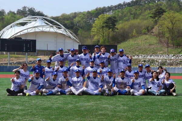 20년 만에 승리를 맛본 서울대 야구부원들(사진=서울대 야구부 제공)