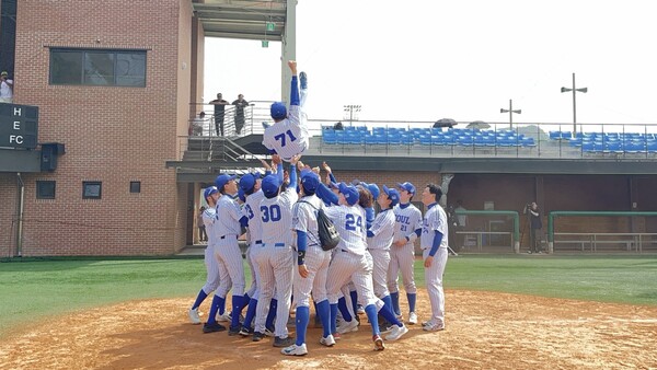 승리를 만끽하는 서울대 야구부원들(사진=서울대 야구부 제공)