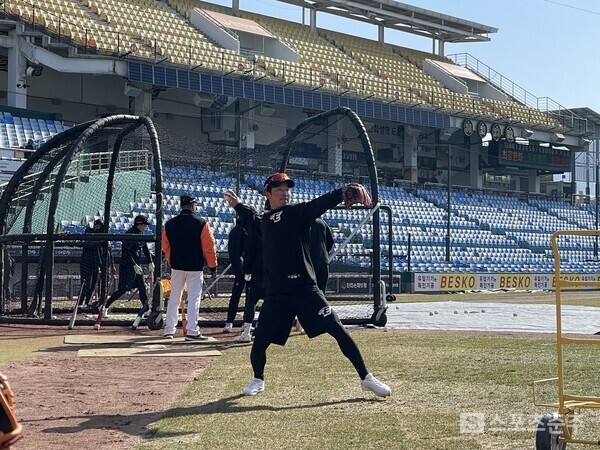 경기를 앞두고 수비 훈련 중인 황영묵(사진=한화)