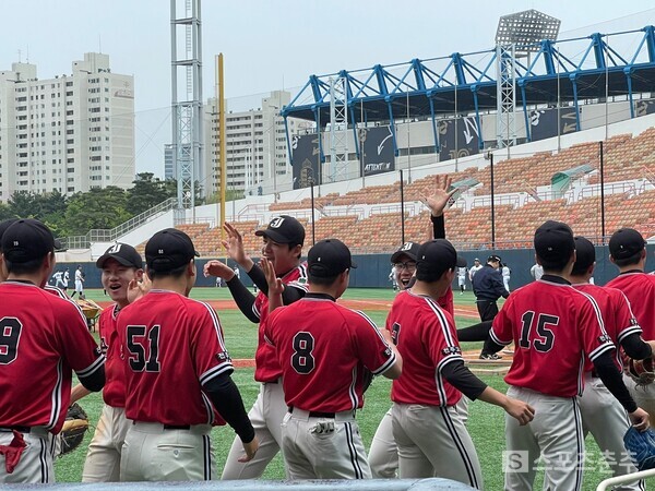 결승 진출에 기뻐하는 전주고 부원들(사진=스포츠춘추 배지헌 기자)