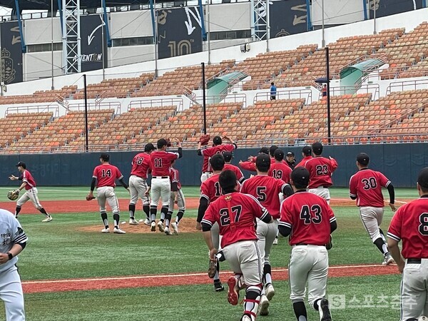 결승 진출에 기뻐하는 전주고 부원들(사진=스포츠춘추 배지헌 기자)