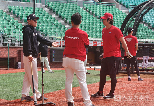 21일 가벼운 타격 훈련을 마친 뒤 조원우 벤치코치와 대화를 나눈 내야수 최정(사진=스포츠춘추 김종원 기자)