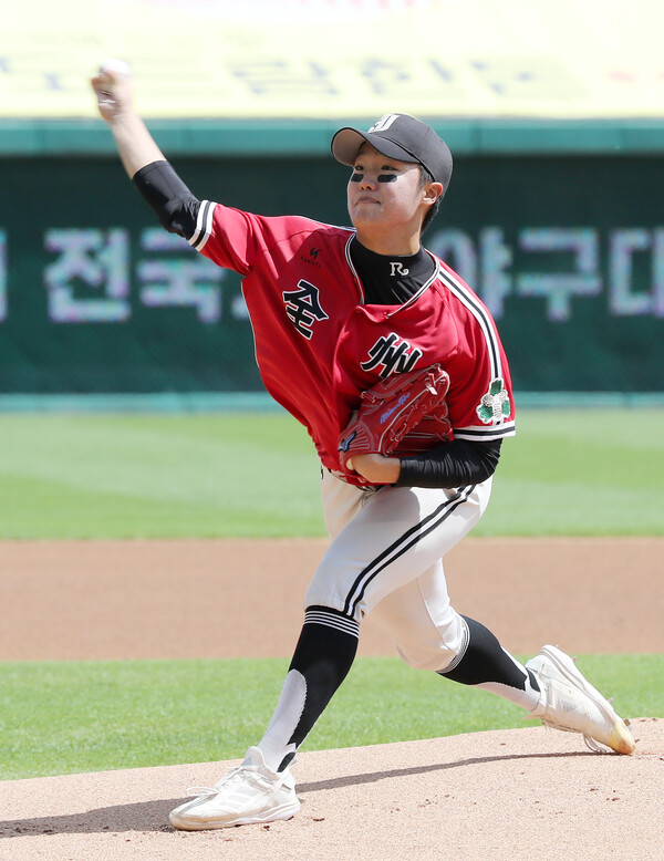 정우주가 덕수고 상대로 마운드에 올랐다(사진=SSG)