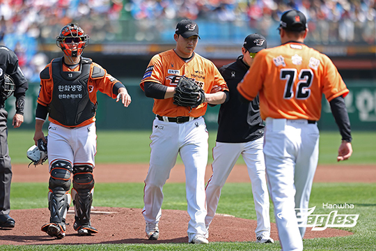 지난 13일 대전 KIA전에서 0.1이닝 투구 만에 마운드에서 내려온 김민우(사진=한화)