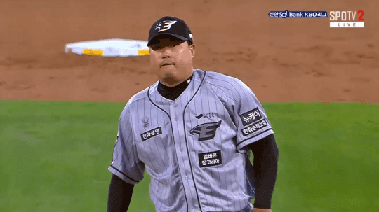 24일 KT전 ABS 판정에 당혹스러움을 감추지 못한 한화 류현진(제공=티빙(TVING))