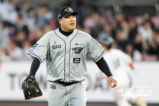 24일 수원 KT전에서 ABS, 수비 불안 등 이중고를 겪은 류현진(사진=한화)