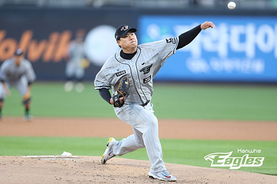 24일 수원 KT전에서 시즌 3패째를 기록한 류현진(사진=한화)