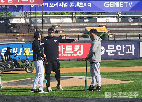 25일 수원 한화-KT전을 앞두고 홈팀 훈련 때 이강철 KT 감독과 만난 한화 류현진(사진=스포츠춘추 김종원 기자)