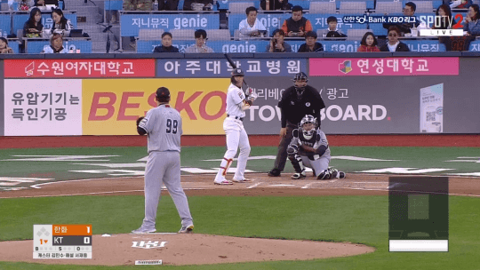 24일 KT전, 류현진이 좌타자 천성호 상대로 바깥쪽 투구로 3연속 볼 판정을 받았다(제공=TVING(티빙))
